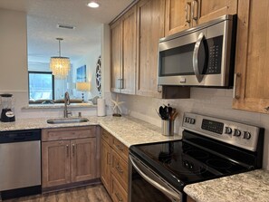 Kjøleskap, mikrobølgeovn, ovn og kokeplater