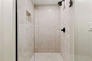 Douche, séchoir à cheveux, bidet, serviettes fournies