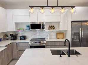 Kjøleskap, mikrobølgeovn, ovn og kokeplater