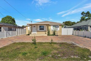 Apartment, Accessible - Sunny Tampa Home Near Downtown Stadiums (Tampa)