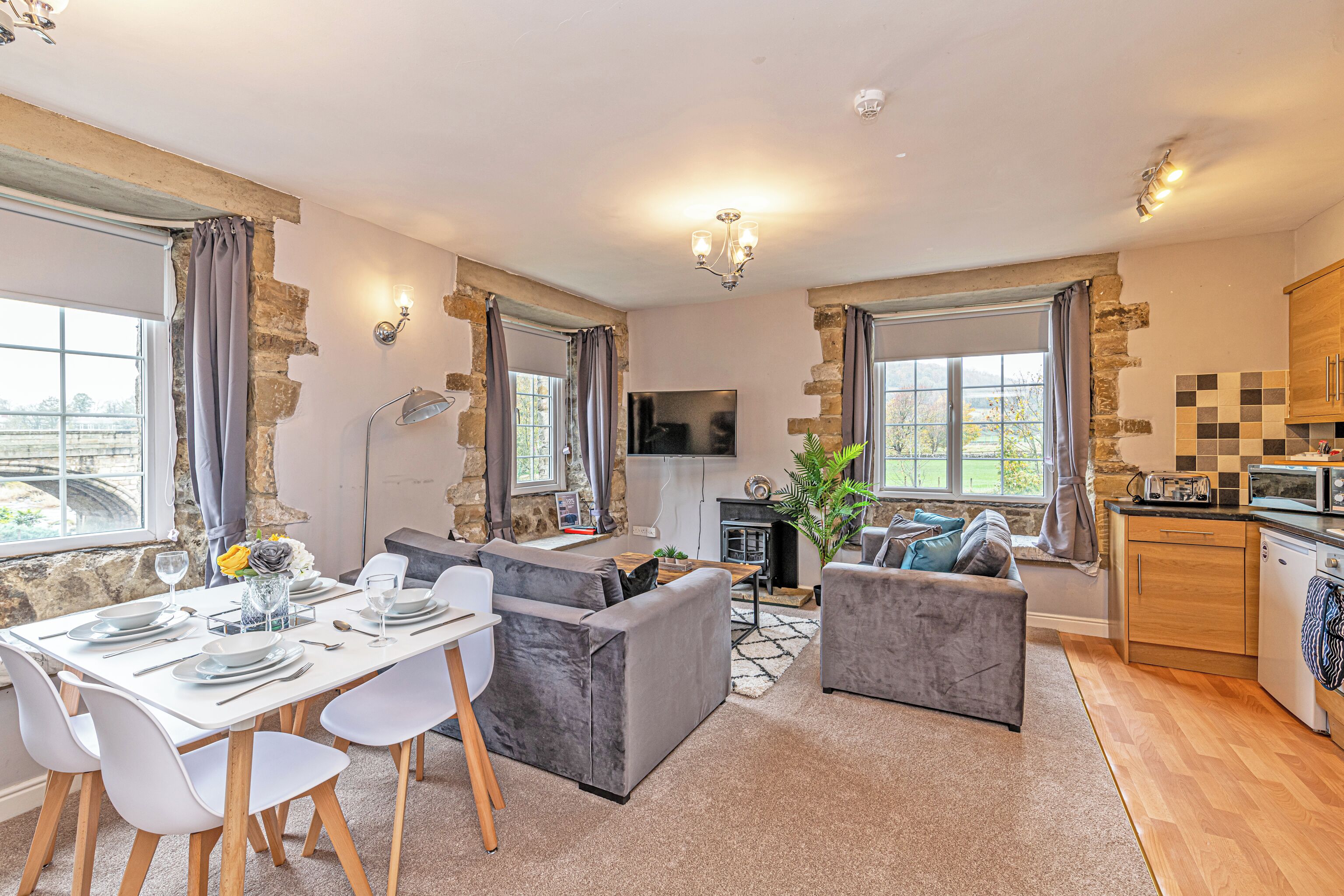 Classic Apartment, 3 Bedrooms, Non Smoking, Pets Allowed | Living area | Flat-screen TV