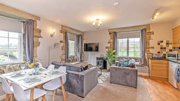 Classic Apartment, 3 Bedrooms, Non Smoking, Pets allowed | Living area | Flat-screen TV