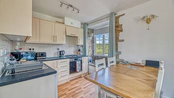 Family Apartment, 3 Bedrooms, Non Smoking, Haiwan Kesayangan Dibenarkan | Dapur peribadi | Cerek elektrik, pembakar roti