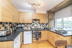 شقة بتجهيزات أساسية - ٣ غرف نوم - يُسمح باصطحاب الحيوانات الأليفة | مطبخ خاص