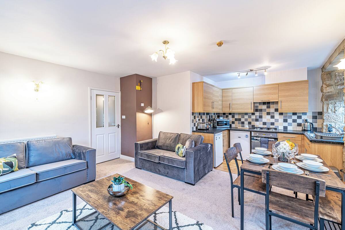 Basic Apartment, 3 Bedrooms, Pets Allowed | Living area