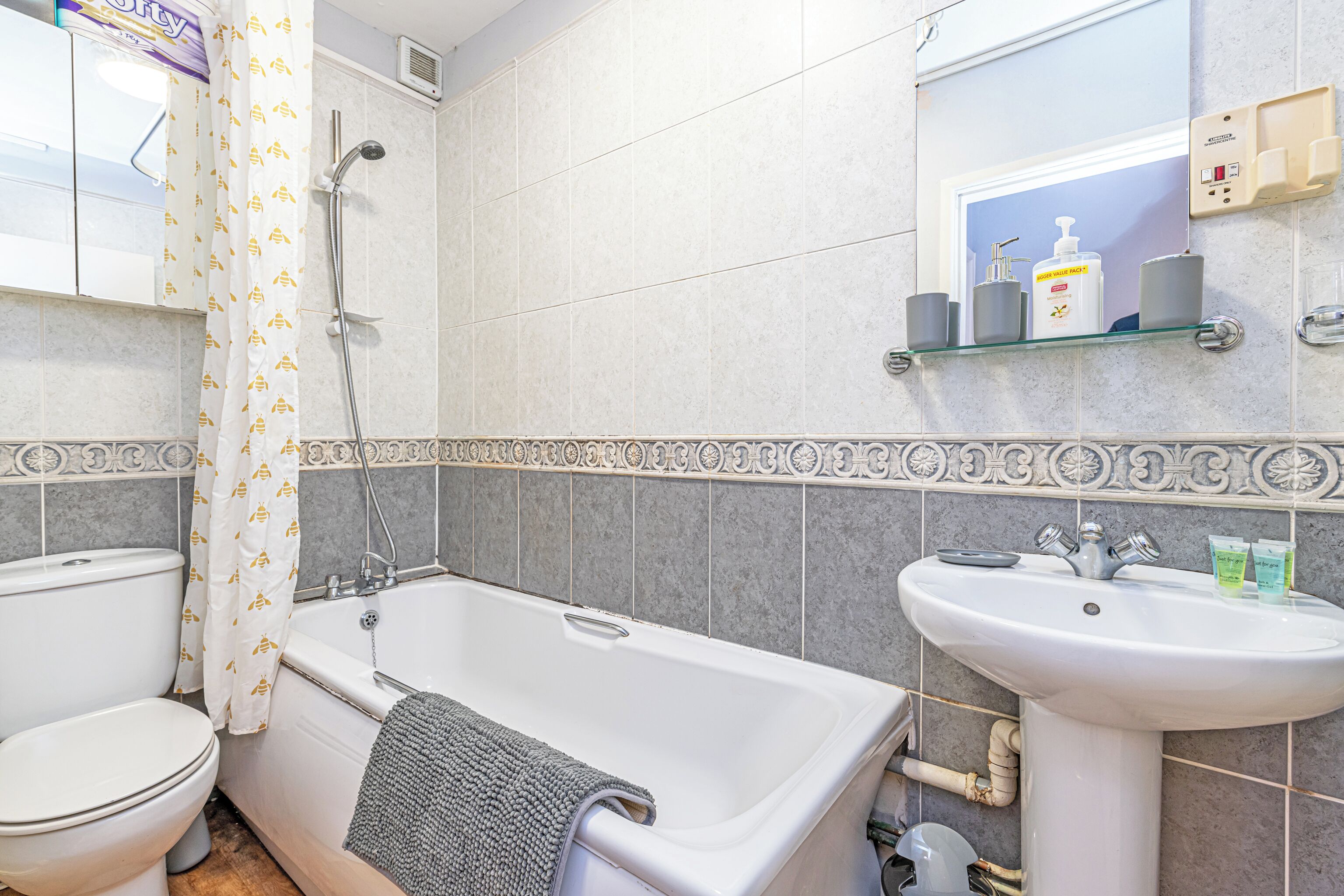 Een badkamer met een bad, toilet en wastafel.