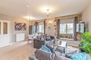 Classic Apartment, 3 Bedrooms, Non Smoking, Pets Allowed | Living area | Flat-screen TV