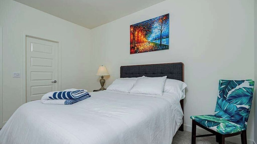 Luxurious Cozy Ontario Home Ideal Family Retreat