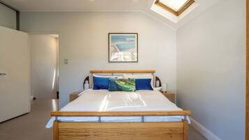 3 bedrooms, iron/ironing board, Internet, bed sheets
