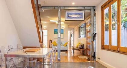 Colorful 3BR Terrace w/ Courtyard, Erskineville.