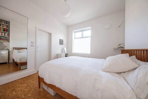 1 chambre, fer et planche à repasser, accès Internet, draps fournis