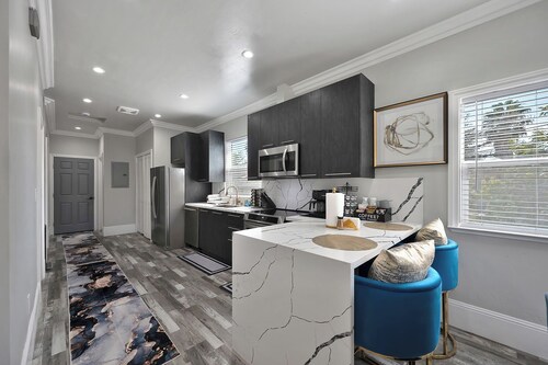 Walk to UC Davis Medical Center! Duplex w/ Patio