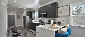 Walk to UC Davis Medical Center! Duplex w/ Patio