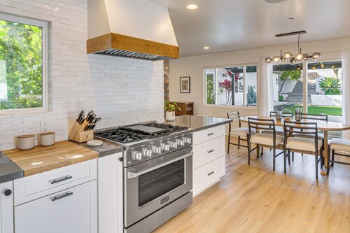 Long-term Stay in Ventura! Sleek Sanctuary + Yard