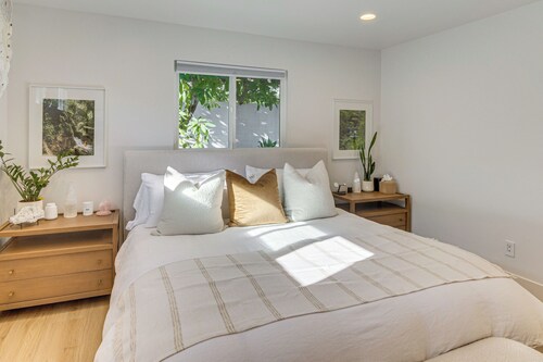 Long-term Stay in Ventura! Sleek Sanctuary + Yard