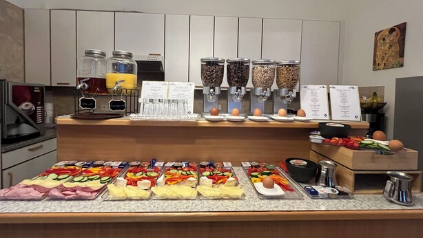 Montaje de bufé con diversos alimentos y una estación de café.