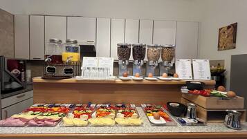 Tägliches nach Wunsch zubereitetes Frühstück (15 EUR pro Person)