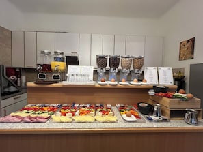 朝食 (オーダー形式)、毎日提供 (1 名様 15 EUR)