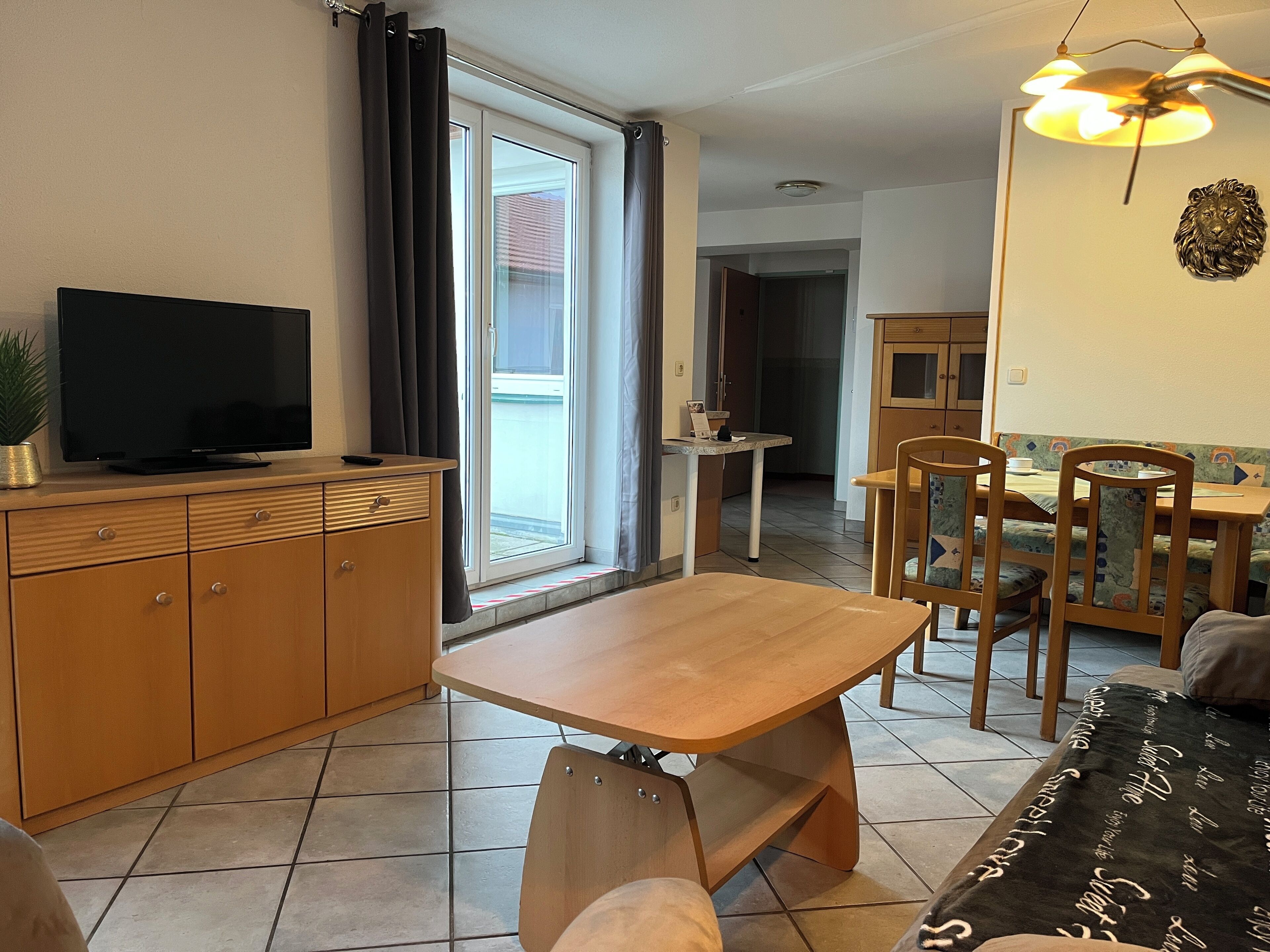 Deluxe-Apartment, 1 Schlafzimmer, Balkon, Blick auf den Innenhof | Wohnbereich