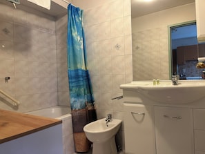 Deluxe-Apartment, 1 Schlafzimmer, Balkon, Blick auf den Innenhof | Badezimmer | Haartrockner