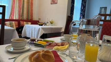Daily cooked-to-order breakfast (EUR 15 per person)