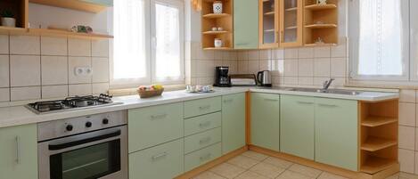 Køleskab, mikrobølgeovn, ovn, kogeplade