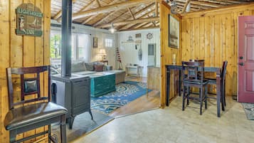 House (2 Bedrooms) | Interior