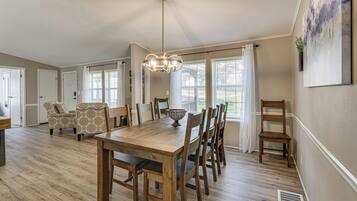House (3 Bedrooms) | Interior