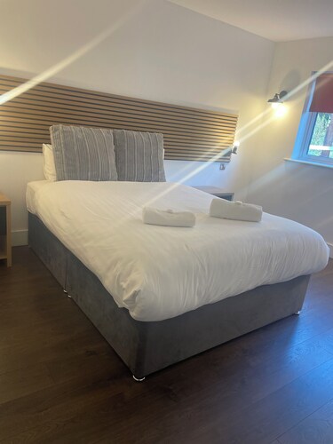 2-bedroom lodge, Sleeps 4, 30mins to DUBLIN AIRPORT/CITY, Shuttle & Tour Guide