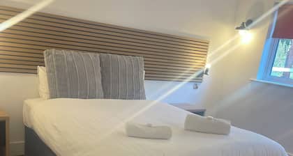 2-bedroom lodge, Sleeps 4, 30mins to DUBLIN AIRPORT/CITY, Shuttle & Tour Guide