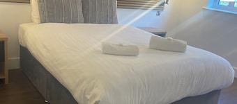 2-bedroom lodge, Sleeps 4, 30mins to DUBLIN AIRPORT/CITY, Shuttle & Tour Guide