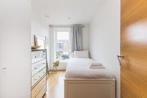 2 bedrooms, iron/ironing board, Internet, bed sheets - Elegant 2 BDR 2 Bath Apartment with Canal Views (Greater London)