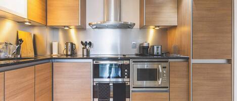 冰箱、微波炉、烤箱、炉灶