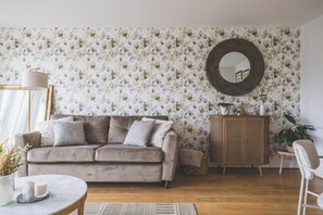 TV - Elegant 2 BDR 2 Bath Apartment with Canal Views (Greater London)