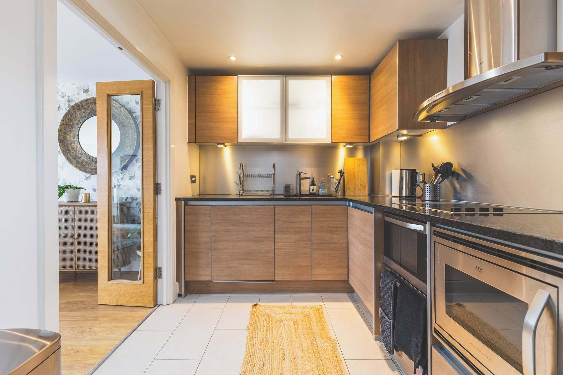 Réfrigérateur, four à micro-ondes, un four, surface de cuisson
