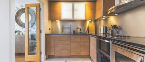 Réfrigérateur, four à micro-ondes, un four, surface de cuisson