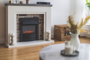 Interior - Elegant 2 BDR 2 Bath Apartment with Canal Views (Greater London)
