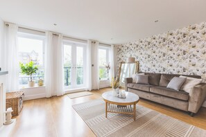 TV - Elegant 2 BDR 2 Bath Apartment with Canal Views (Greater London)