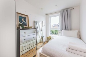 2 habitaciones, tabla de planchar con plancha, internet y ropa de cama