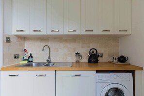 Fridge, oven, stovetop, coffee/tea maker