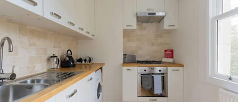 Coffee/tea maker, fridge, oven, stovetop