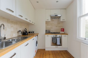 Coffee/tea maker, fridge, oven, stovetop