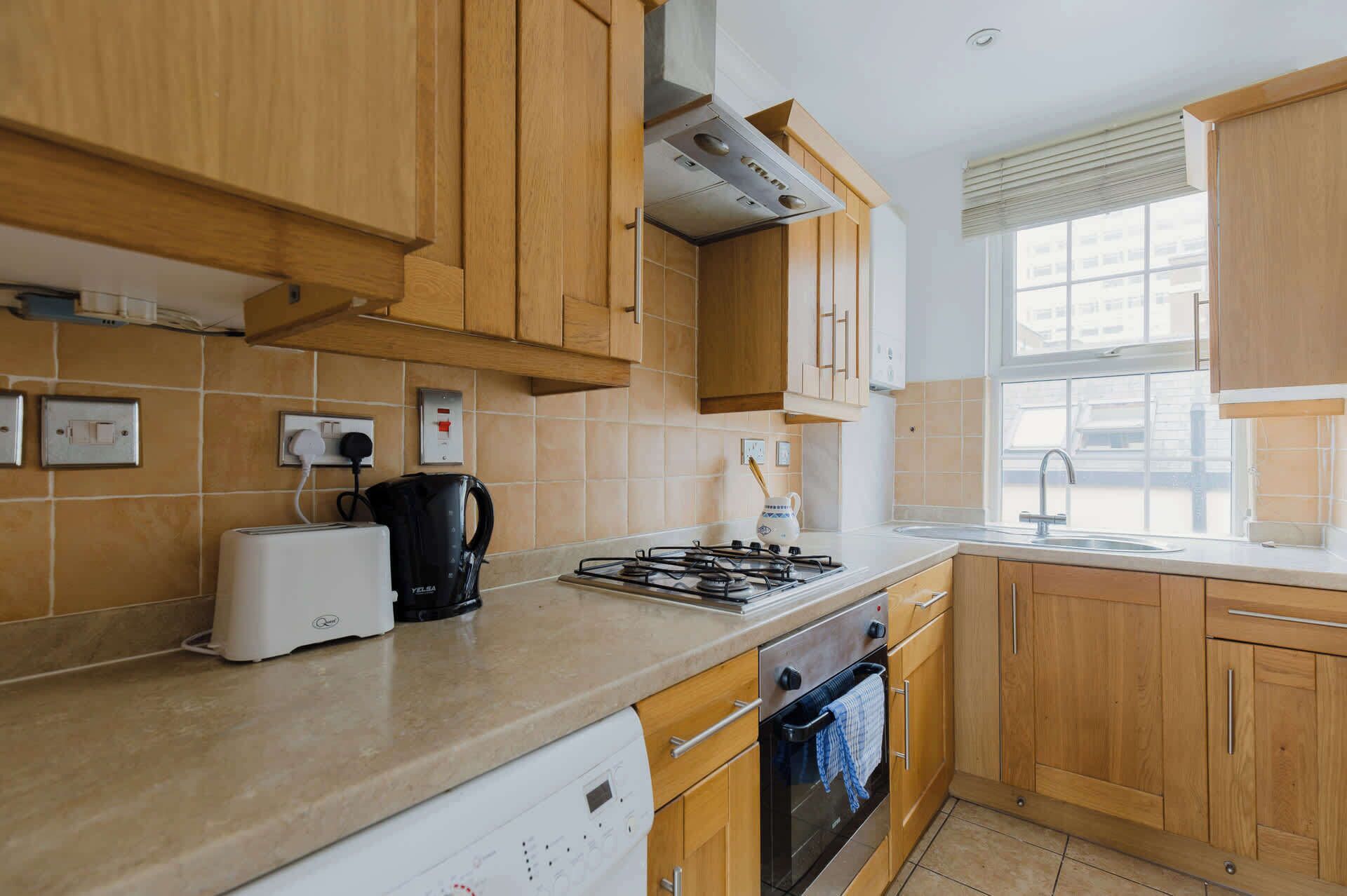 雪櫃、微波爐、焗爐、爐具