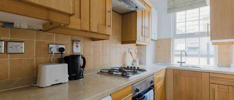 Kylskåp, mikrovågsugn, ugn och spishäll