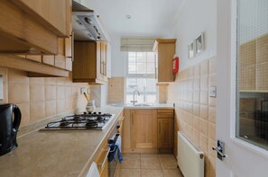 Fridge, microwave, oven, stovetop - Cosy Studio Flat in Central London (Greater London)