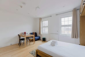 1 chambre, fer et planche à repasser, accès Internet, draps fournis