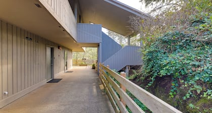 Steps to Otter Crest Beach: Studio w/ Resort Perks