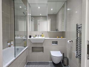 Shower, hair dryer - Stylish 1BDR Flat with 24hr Concierge East Croydon (Greater London)
