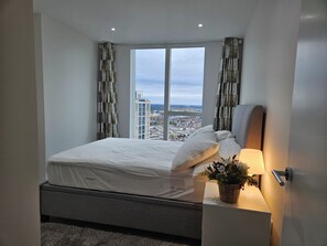1 bedroom, iron/ironing board, Internet, bed sheets - Stylish 1BDR Flat with 24hr Concierge East Croydon (Greater London)