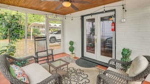 A covered porch with wicker furniture, a ceiling fan, and a fire extinguisher. - Walk Everywhere! Dtwn Washmo Home Near Wineries (Washington)